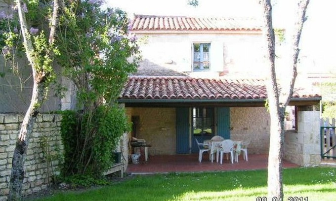 Benet Cottage | Charming 1900s House in Marais Poitevin with Garden, Terrace, and Fishing Access
