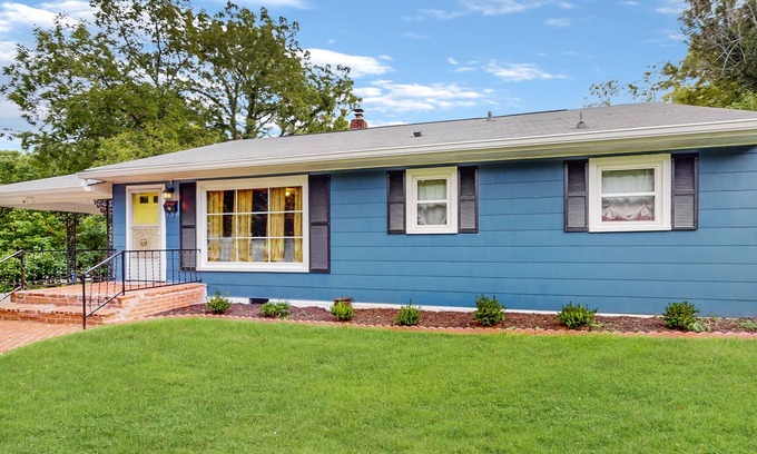 Columbia House | Charming 1950s Cottage in Historic Columbia, TN – Private Retreat Near Downtown
