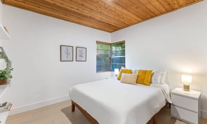 Hendricks and Venice Isles Apartment | Charming 1BR Retreat in Victoria Park Near Beach