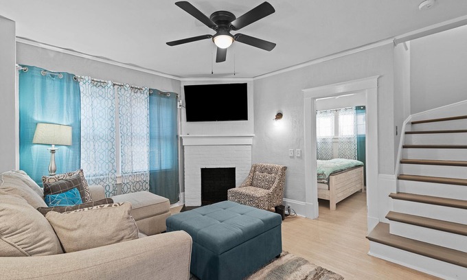 Hampton House | Charming 2 bed 1 bath near Langley Air Force Base