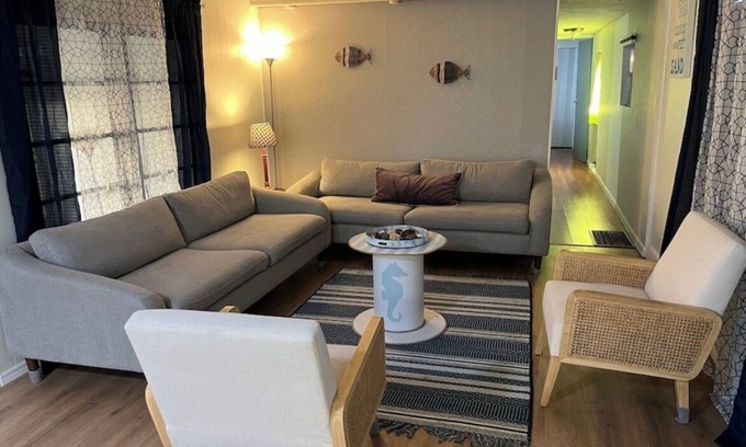 Diplomat House | Charming 2-bedroom mobile home with WiFi, AC in North Fort Myers
