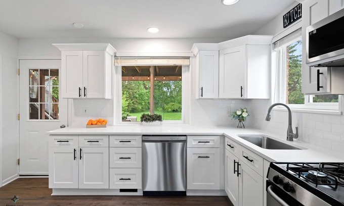 Oak Brook House | Charming 2-bedroom estate in Oakbrook Terrace with WiFi, AC, fitness room
