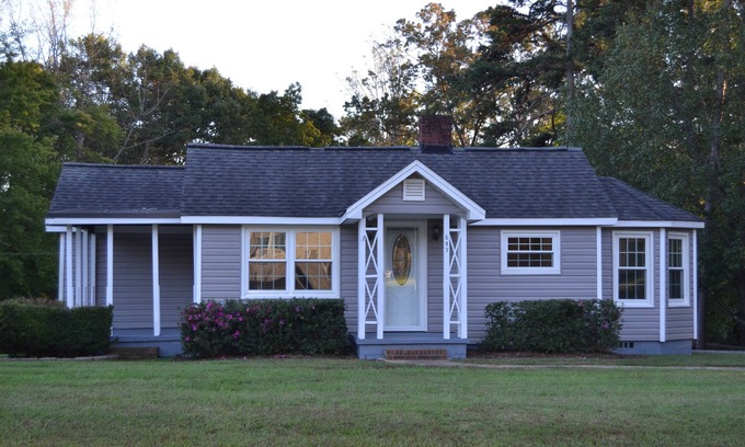 Pilot Mountain House | Charming 2-bedroom Cottage with AC and WiFi in Pilot Mountain