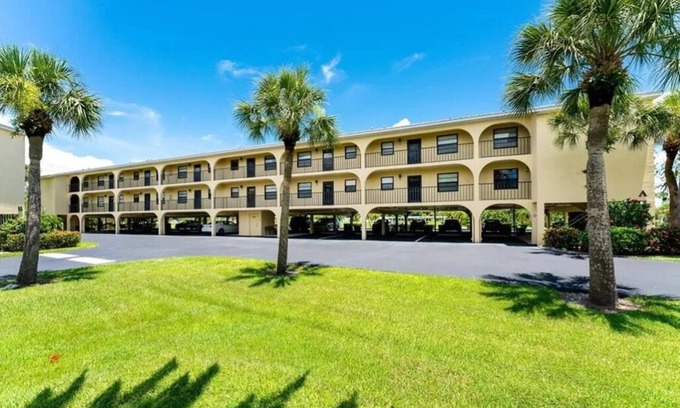 Port Charlotte Condo | Charming 2-bedroom condo in wonderful Port Charlotte with AC, WiFi