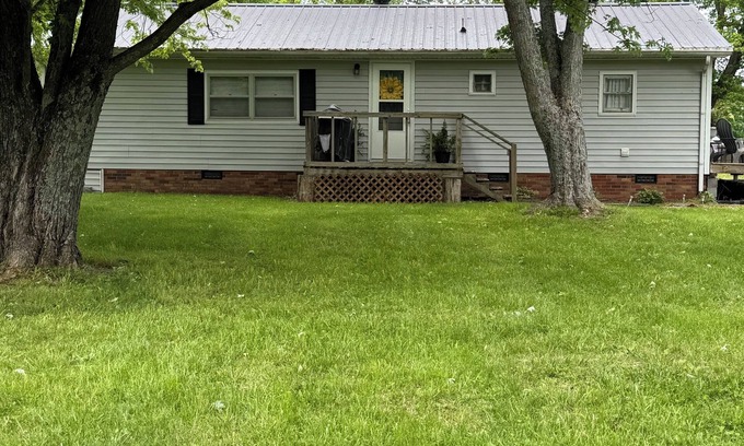 Hadley Cottage | Charming 2-bedroom country cottage with WiFi, AC, 20 minutes from Bowling Green