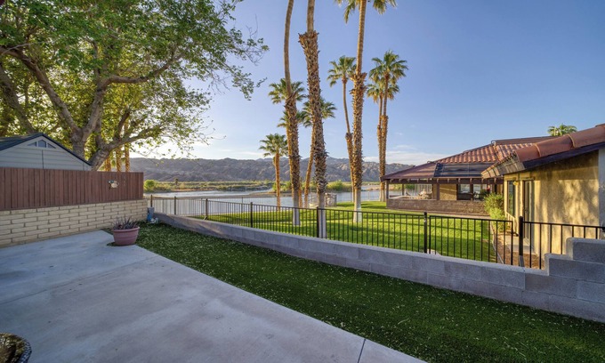 Holiday Shores House | Charming 2 bedroom home next to the river.