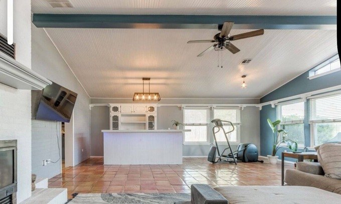 South Oklahoma City House | Charming 2-bedroom house with WiFi, AC, Towels, Linens, washer/dryer.