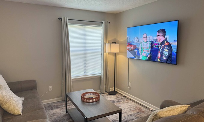 Daleville Apartment | Charming 2-bedroom apartment with WiFi, AC in fabulous Daleville