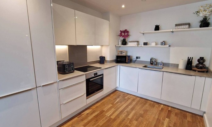 London Borough of Bromley Apartment | Charming 2-bedroom apartment next to Bromley station