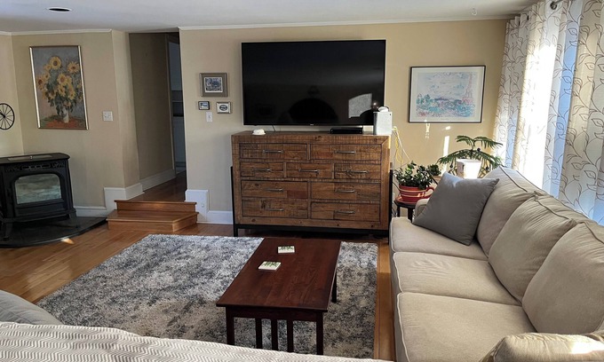 Houlton Apartment | Charming 2-bedroom apartment with very fast WiFi, AC, full deck and bbq grill