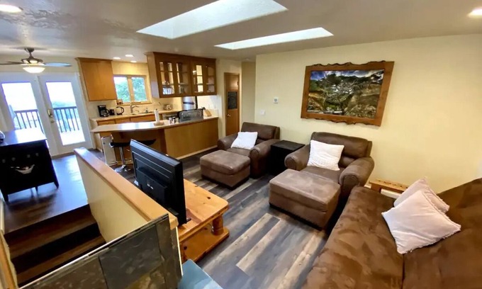 Carrolls Apartment | Charming 2-bedroom apartment with AC in Rainier
