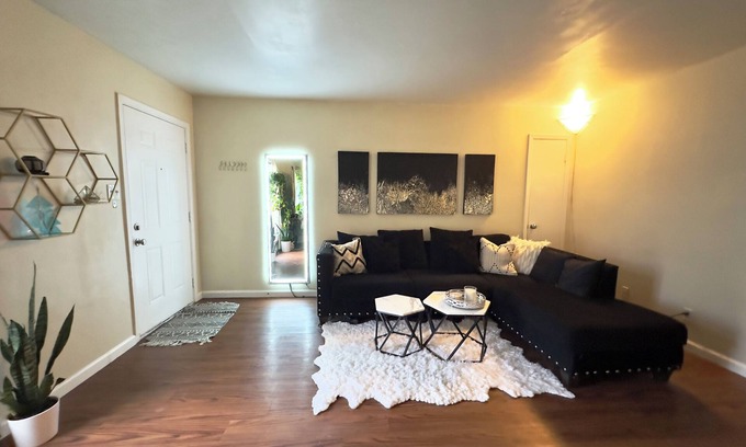 St. Edwards Apartment | Charming 2-bedroom apartment with WiFi, AC near downtown Austin