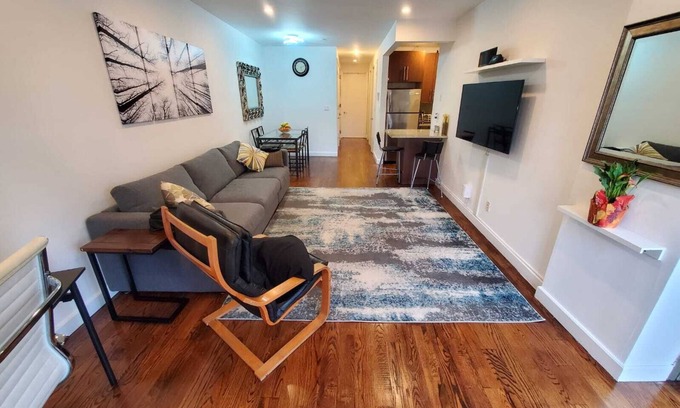 Queens Apartment | Charming 2-bedroom apartment with AC, WiFi everything you'll need in Astoria
