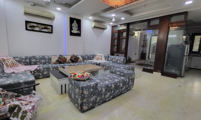 Pitampura Apartment | Charming 2-bedroom apartment with AC, WiFi in enchanting Lok Vihar, Delhi