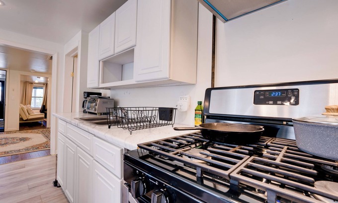 Utica Apartment | Charming 2-bedroom apartment with AC, WiFi in fantastic Utica