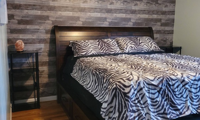 Weequahic Apartment | Charming 2-bedroom apt less than 10 minutes away from EWR and 25 mins from NYC