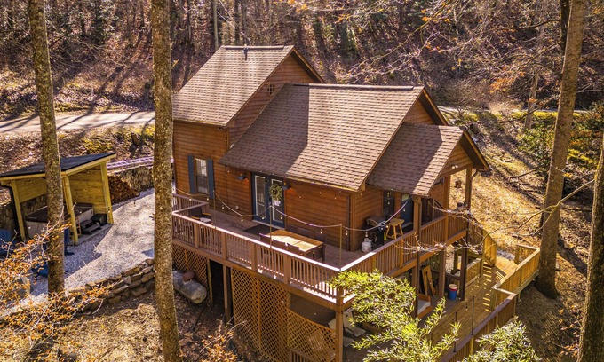 Qualla Cabin | Charming 2-bedroom cabin close to Bryson City with AC, WiFi, Hot tub