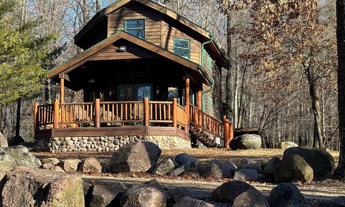 Krakow Cabin | Charming 2 bedroom cabin with WiFi, AC in brilliant Gillett