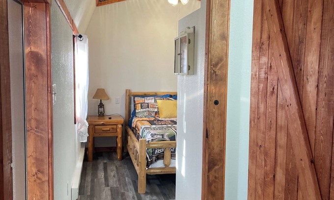Licking Cabin | Charming 2-bedroom cabin with WiFi and AC in Licking