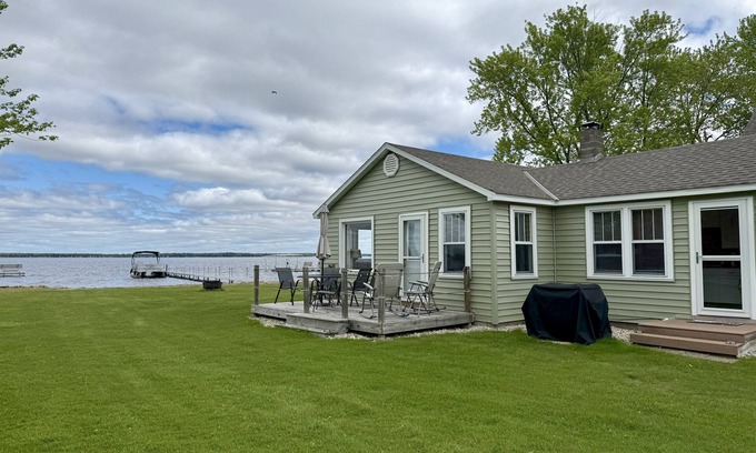 Shawano Cabin | Charming 2-bedroom cabin on Shawano Lake with AC