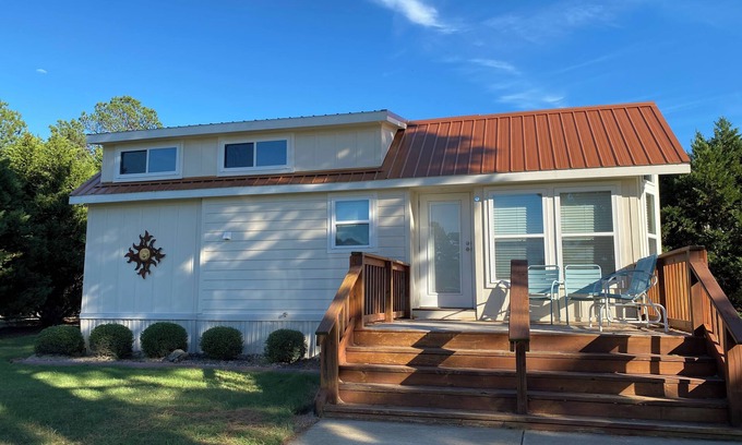 Palestine Cottage | Charming 2-bedroom cottage located on wedding venue property in Palestine, TX