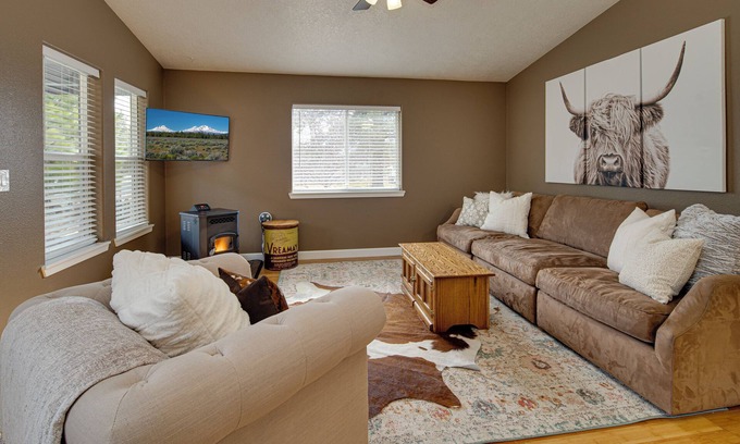Sisters Condo | Charming 2-bedroom condo walking distance from cozy & quaint downtown Sisters.