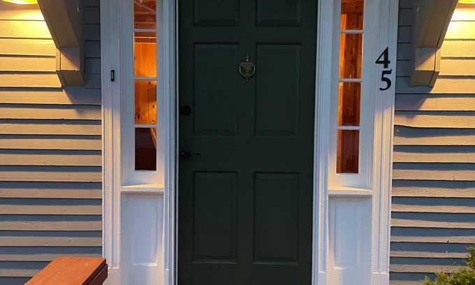 Alburg Cottage | Charming 2-bedroom cottage with AC and WiFi nestled in a peaceful setting~n