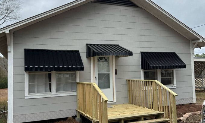 Grayson Cottage | Charming 2-bedroom cottage in adorable Grayson with WiFi, AC