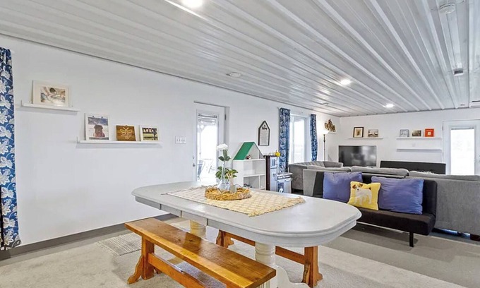 Sheridan House | Charming 2-bedroom guesthouse with AC, WiFi on a farm close to Grand Park
