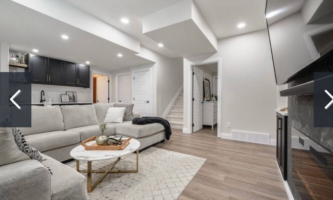 Northwest Edmonton House | Charming 2-bedroom house in awesome Edmonton with AC, WiFi