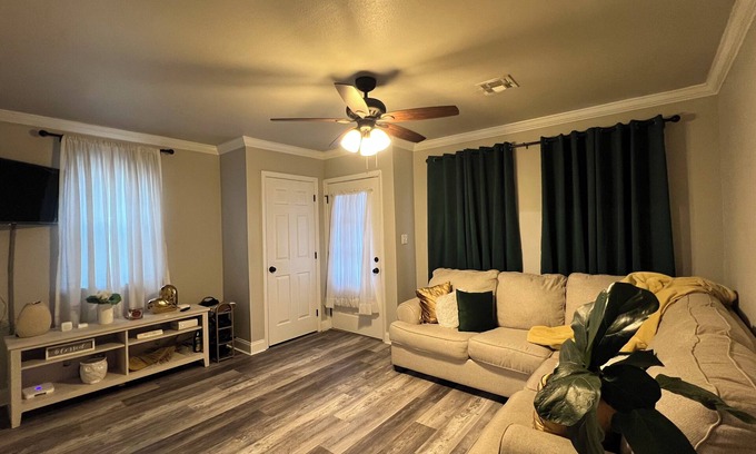 Chalmette House | Charming 2-bedroom house with WiFi, AC, Home Office,backyard in lovely Chalmette