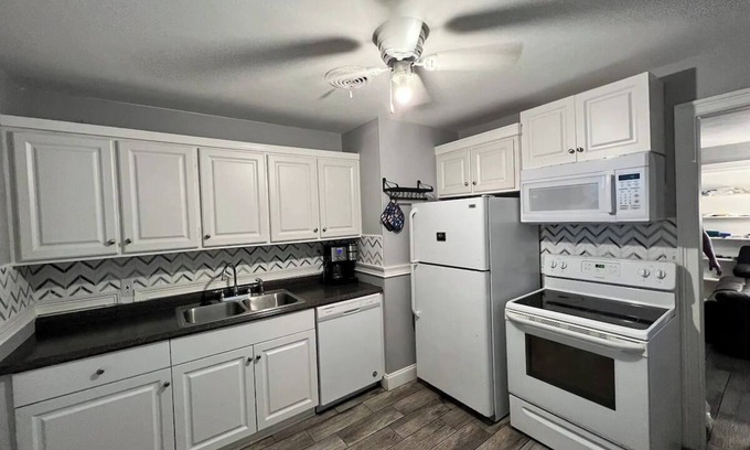 Edgewater House | Charming 2-bedroom house with AC and WiFi in delightful Edgewater