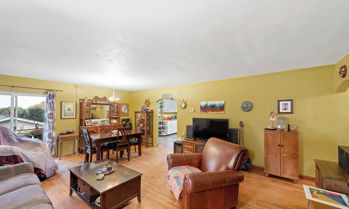 Coos Bay House | Charming 2-bedroom house with views of the Bay
