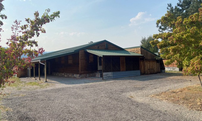 Republic House | Charming 2-bedroom house in beautiful Republic with infrared sauna.