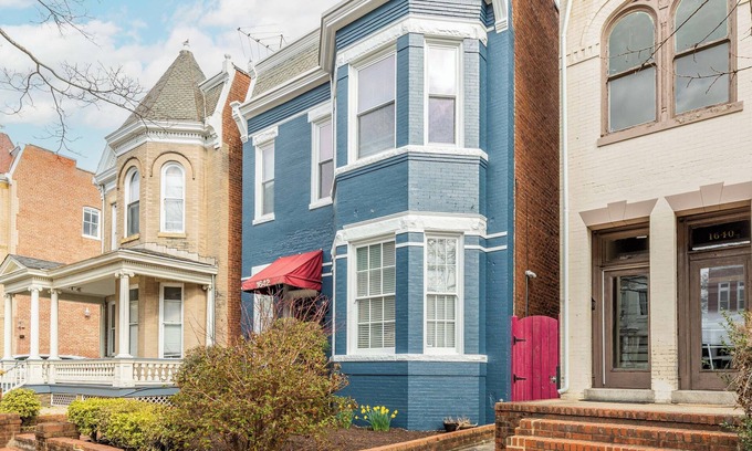 Fan District House | Charming 2-bedroom house with WiFi, AC, & Patio in the heart of Richmond!