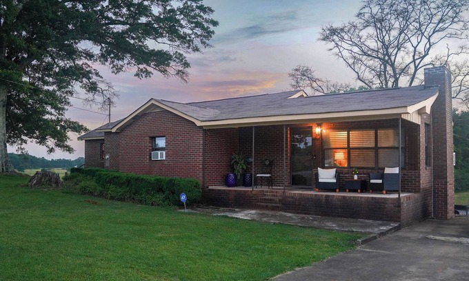 Lincoln House | Charming 2-bedroom house with WiFi, AC in peaceful Lincoln