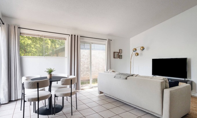 Mueller House | Charming 2-bedroom house with AC and WiFi in Austin