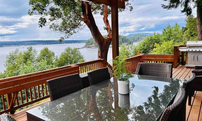 Quathiaski Cove Cabin | Charming 2 Bedroom Q Cove Cabin - Spectacular Ocean views & Pet Friendly!