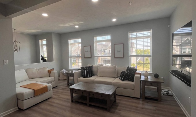 Imperial House | Charming 2-bedroom townhome with WiFi, AC in serene Imperial