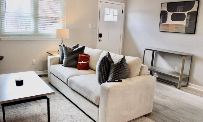 East Raleigh House | Charming 2-bedroom townhome in Raleigh with AC, WiFi