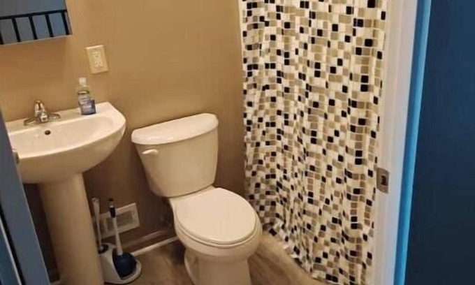 Normal House | Charming 2-bedroom townhome in Normal with WiFi and AC