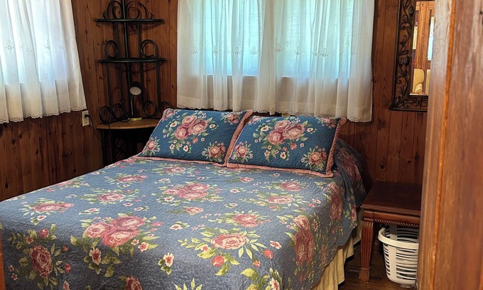 Bull Shoals Cottage | Charming 2-bedroom cottage in Bull Shoals with Lake access.