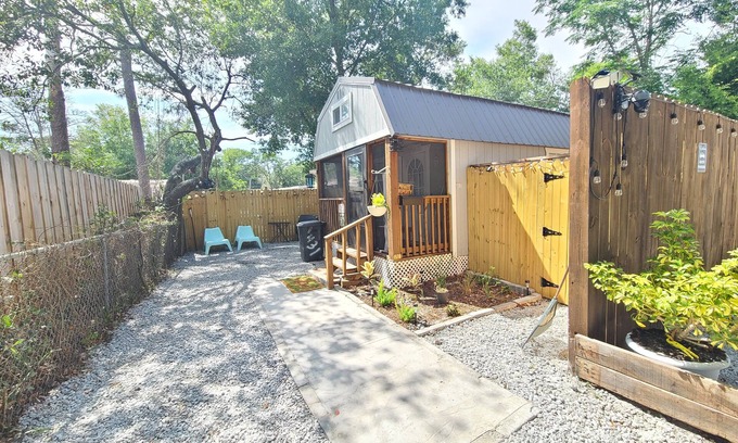 Casselberry House | Charming 2 bedroom tiny barn with WiFi and AC in quaint Casselberry