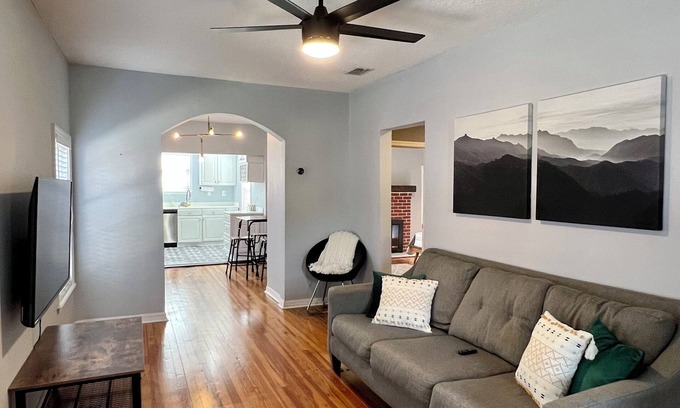 Fairfax House | Charming 2-bedroom house 2 Porches, WiFi, AC & Firepit in Historic Neighborhood