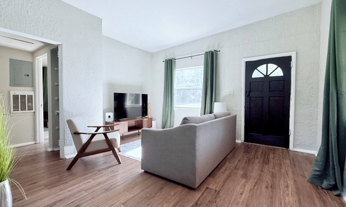 Highlands House | Charming 2-bedroom close to Airport and Zoo!