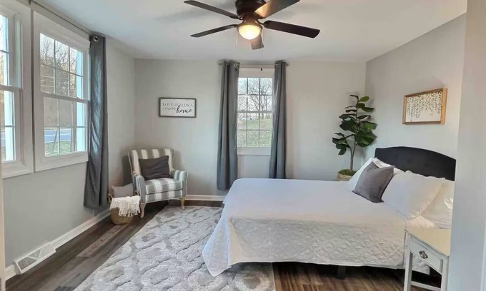Martinsville House | Charming 2 Bedroom Cottage in Beautiful Martinsville!