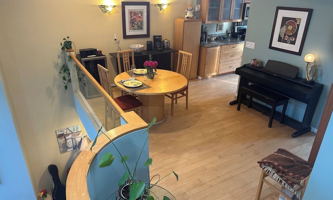 Wilshire Montana House | Charming 2-bedroom 3-story townhome 18 blocks from ocean in popular Santa Monica
