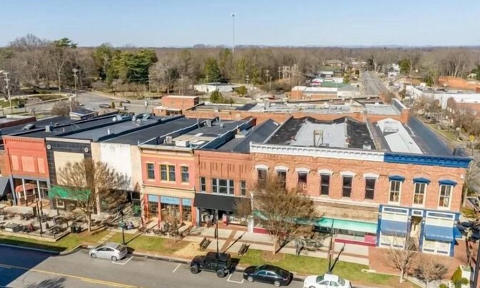 Statesville Apartment | Charming 2-bedroom apartment in delightful Downtown Statesville with WiFi, AC.