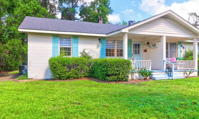 Summerville Cottage | Charming 2-bedroom cottage in Historic Downtown Summerville