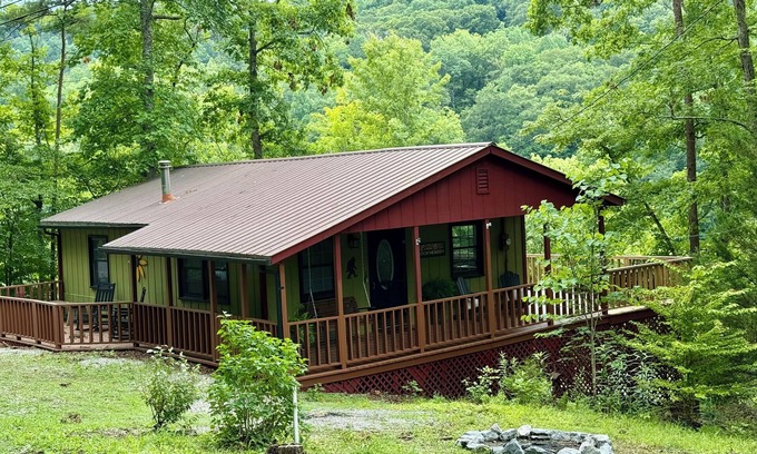 Sloans Valley Cottage | Charming 2-Bedroom Cottage in McCreary County! Direct access to Ramp, Fish, Swim